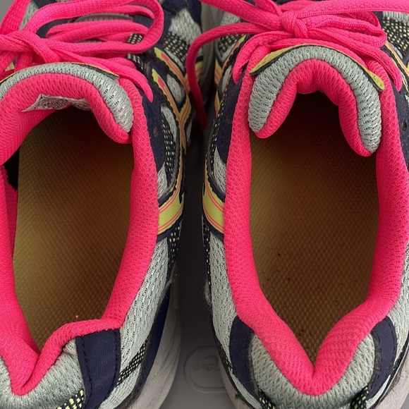 EUC ASICS sneakers size 6.5 - Picture 4 of 6